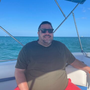 От размера 3X L к размеру среднего размера: этот бизнесмен похудел на 160 фунтов менее чем за год