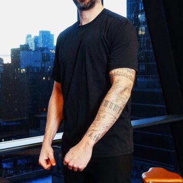 Десять тысяч наконец-то сделали спортивную рубашку, которую можно носить вне спортзала