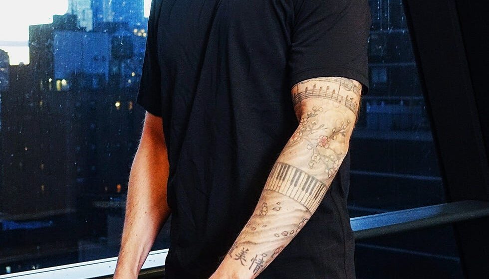 Десять тысяч наконец-то сделали спортивную рубашку, которую можно носить вне спортзала