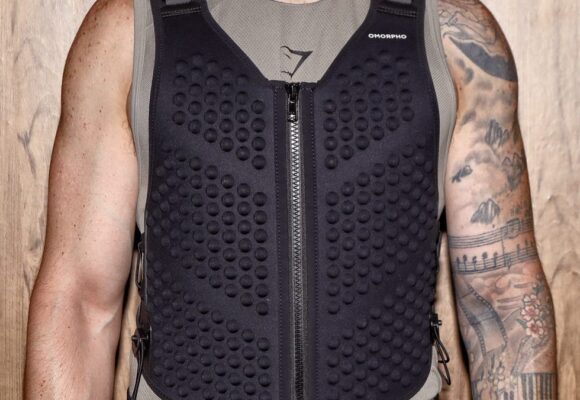 Новая регулируемая версия одного из наших любимых утяжеленных жилетов добавляет нагрузку, не мешая