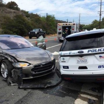 Tesla в режиме автопилота «напала» на полицию