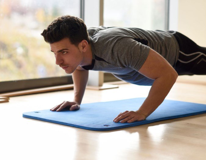 Как заниматься спортом дома и не превратить квартиру в качалку