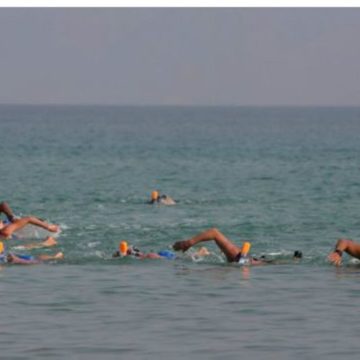 Пловцы впервые переплыли Мертвое море