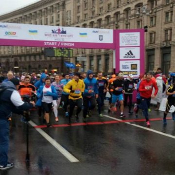Не испугались дождя: в Киеве прошел марафон