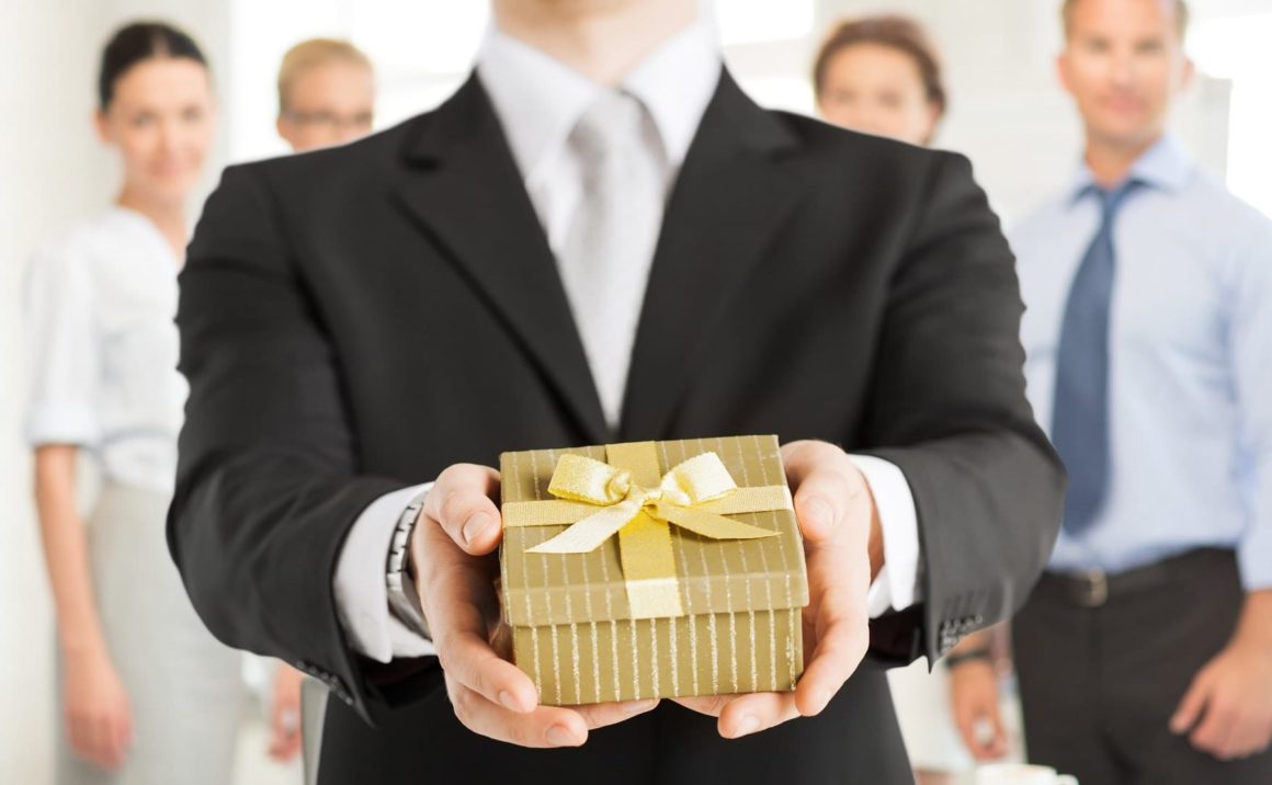 Каким должен быть уместный подарок мужчине-начальнику