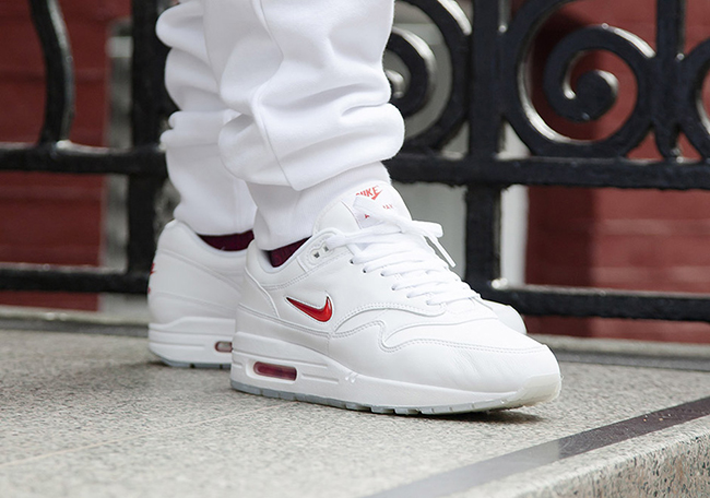 nike-air-max-1-jewel-swoosh-white-red-2017-retro Кроссовки: правила выбора самой универсальной обуви
