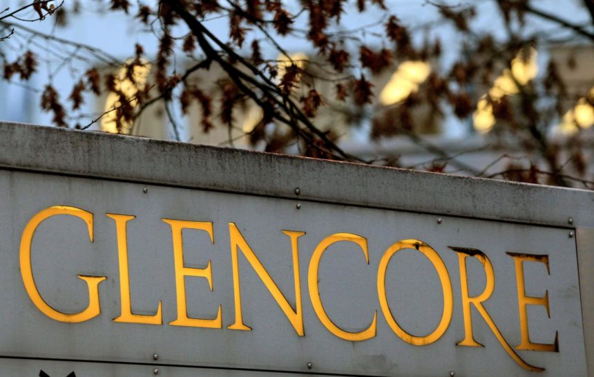 FILE PHOTO: The logo of commodities trader Glencore is pictured in front of the company's headquarters in Baar Glencore завершила продажу акций «Роснефти» катарскому инвестфонду