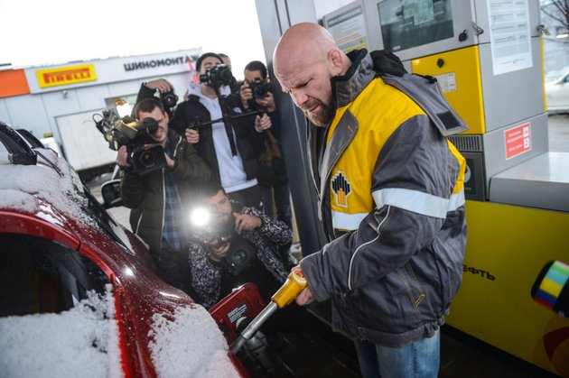Джефф Монсон на один день превратился в сотрудника АЗС