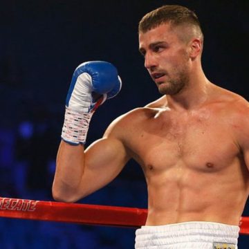 Украинский боксер Александр Гвоздик защитил титул чемпиона мира