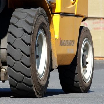 Пневматические шины для погрузчиков: особенности и достоинства