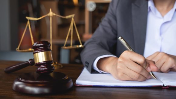 lawyer-and-gavel Коли потрібен адвокат