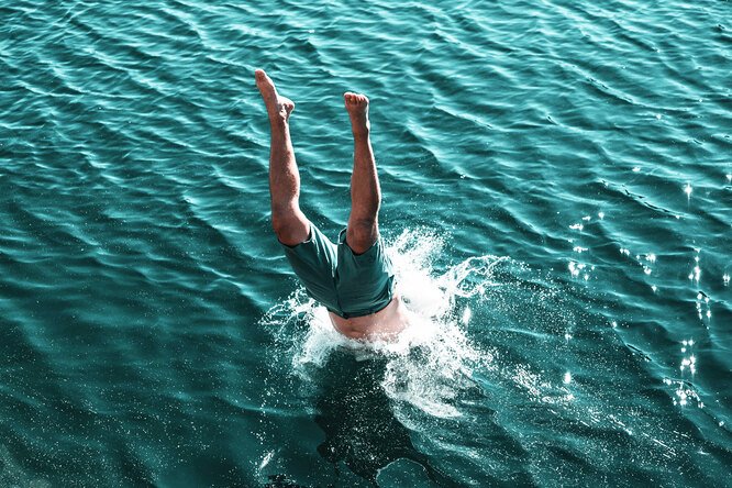 Спокойствие, осторожность и борьба с инстинктом: как себя надо правильно вести у водоема?