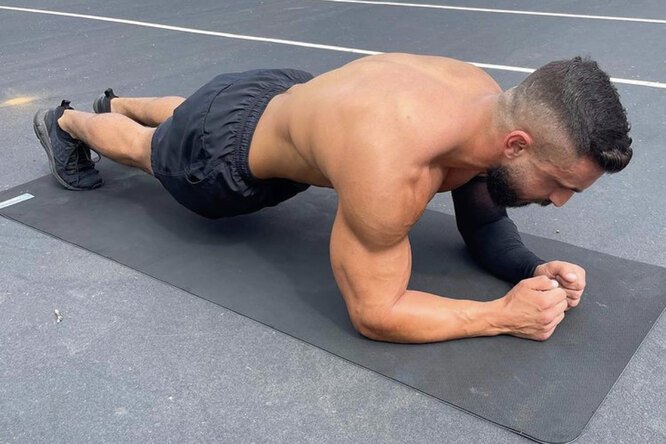 Сколько нужно простоять в планке, чтобы попасть в Книгу рекордов Гиннеса: видео