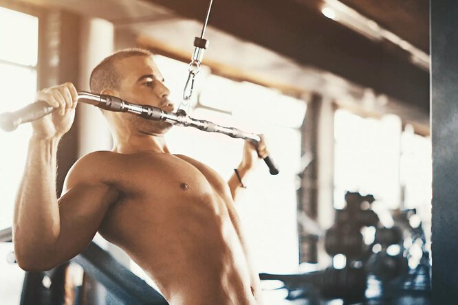 Тяга верхнего блока к груди: преимущества, техника выполнения и ошибки, на которые нужно обратить внимание
