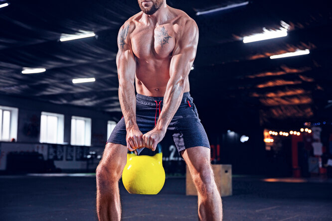 Упражнения с гирей для домашней тренировки: самые популярные варианты