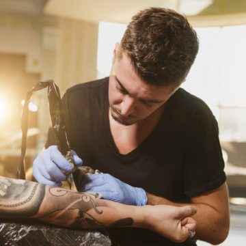 Почему в Европе запретили цветные татуировки?