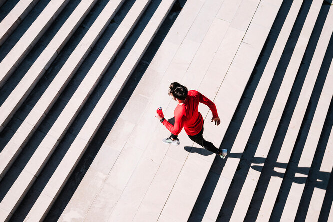 Тренировка на лестнице: 9 лучших упражнений, которые можно делать на ступеньках