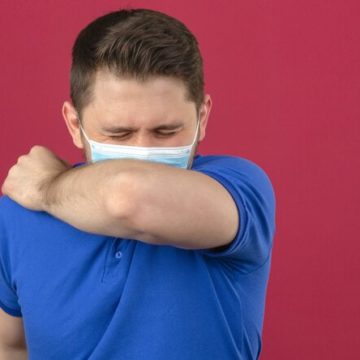 Как правильно прикрывать рот, когда вы чихаете?