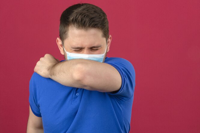 Как правильно прикрывать рот, когда вы чихаете?