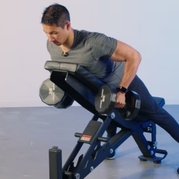 Укрепите спину с помощью тяги гантелей на наклонной скамье