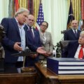 Звезда «Смертельного улова» Сиг Хансен похвалил Трампа во время визита в Овальный кабинет