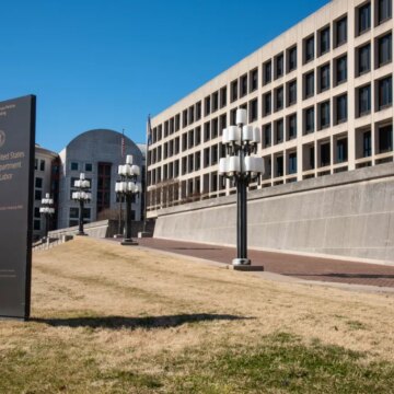 В мае в США было создано 127 000 рабочих мест, превзойдя ожидания