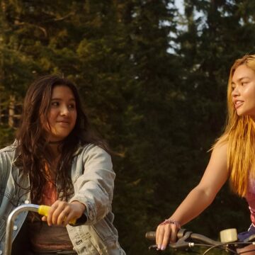 Обзор «Girls Like Girls»: потрясающие выступления поднимают настроение этому эффектному (но знакомому) подростковому роману