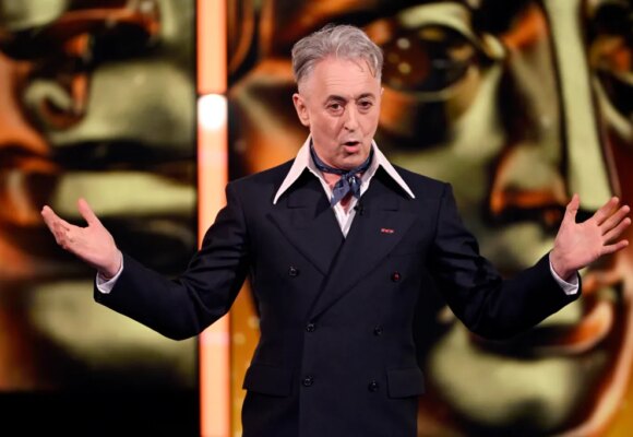 Алан Камминг возглавил бойкот Paramount-Warner, заблокировав слияние