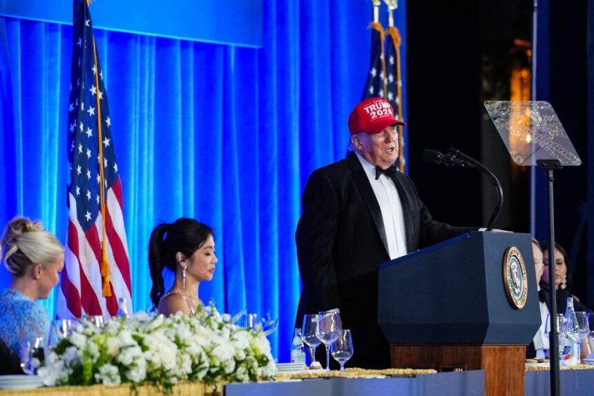 0c8ac9ddf807c271a67a74ed642f4e08 В комнате на WHCD, когда ракета Дональда Трампа, похожая на Риклза, не приземлилась