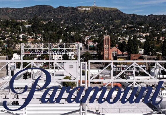 Противники слияния Paramount и WBD радуются задержке в судебном процессе, акции падают, поскольку отрасль поглощает последний поворот сюжета