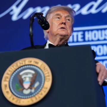 Дональд Трамп произнес речь, похожую на митинг, в речи корреспондентов Белого дома за ужином