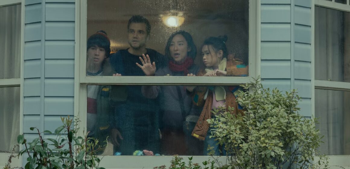 The Last House Review: Who Trapped Greta Lee & Wagner Moura in This Movie? (англ.) (недоступная ссылка — история).