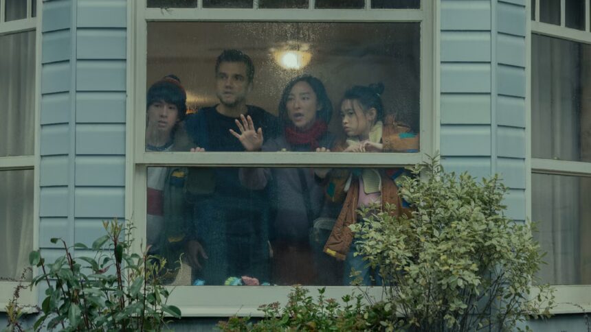 The Last House Review: Who Trapped Greta Lee & Wagner Moura in This Movie? (англ.) (недоступная ссылка — история).