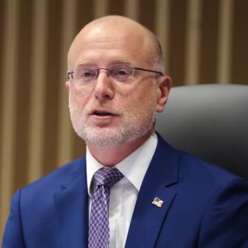 FCC снимает ключевое ограничение на владение СМИ
