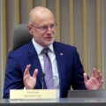 Глава FCC не считает нужным пересматривать рекламу Трампа
