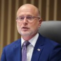 Глава FCC обвиняет Джеймса Таларико в обмане с Киммелом