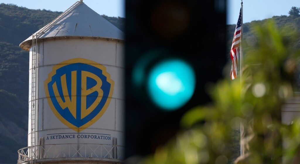 Башню Warner Bros. перекрасили для рекламы «Корпорации Skydance»
