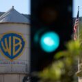 Башню Warner Bros. перекрасили для рекламы «Корпорации Skydance»