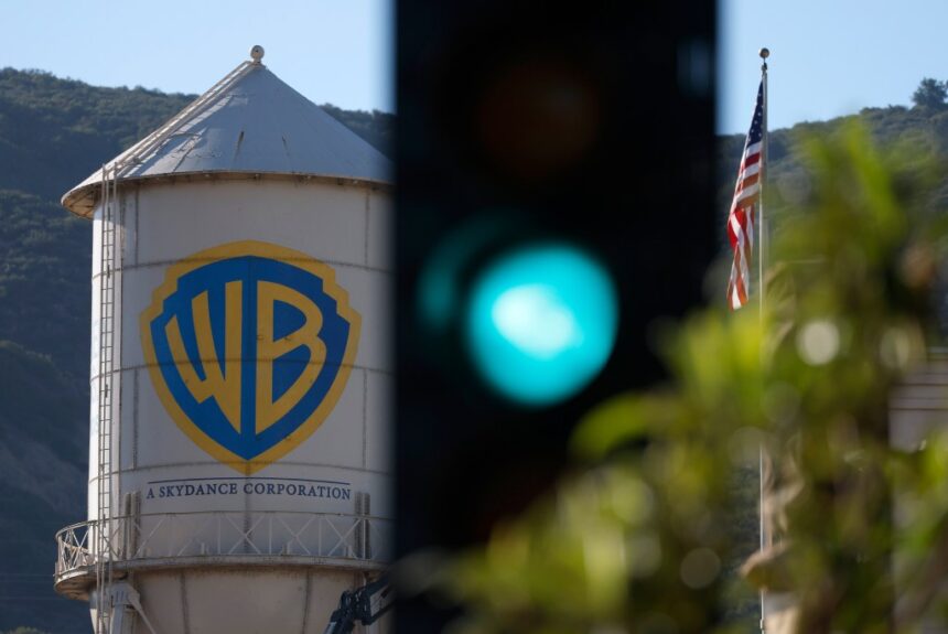 Башню Warner Bros. перекрасили для рекламы «Корпорации Skydance»