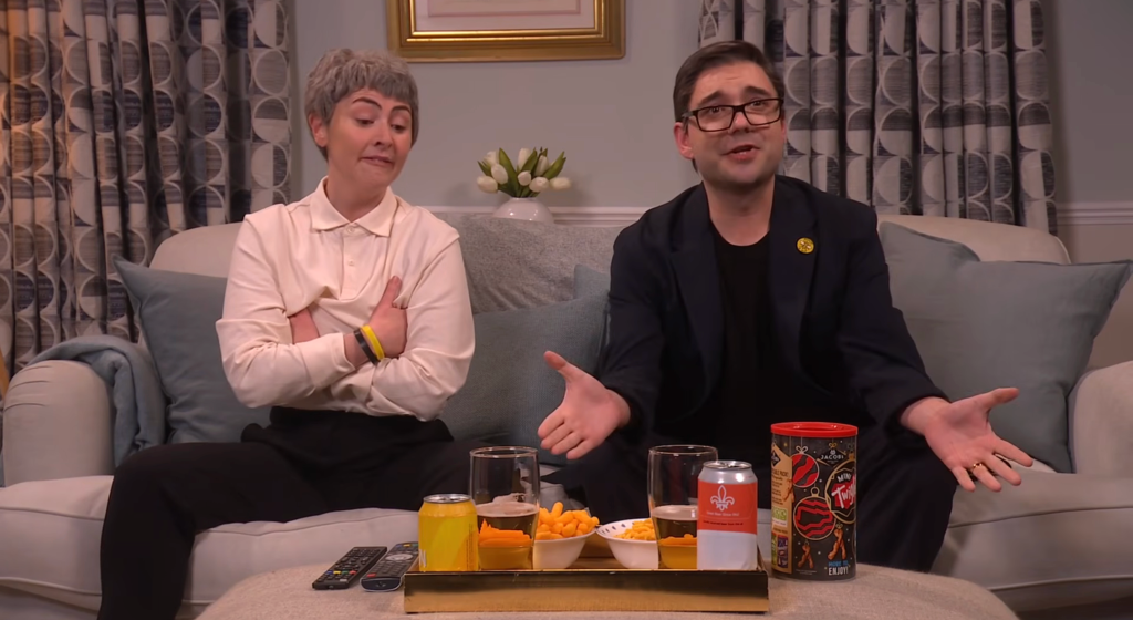 «SNL UK» высмеяла спецвыпуск «Гогглбокса» с премьером Энди Бернэмом