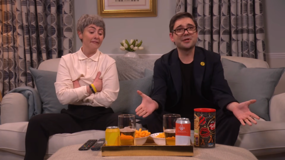 «SNL UK» высмеяла спецвыпуск «Гогглбокса» с премьером Энди Бернэмом